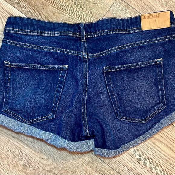 H&M Skinny Low Waist Blue Denim Shorts with Cuffed Hem Size 40 - EUC - Picture 2 of 6
